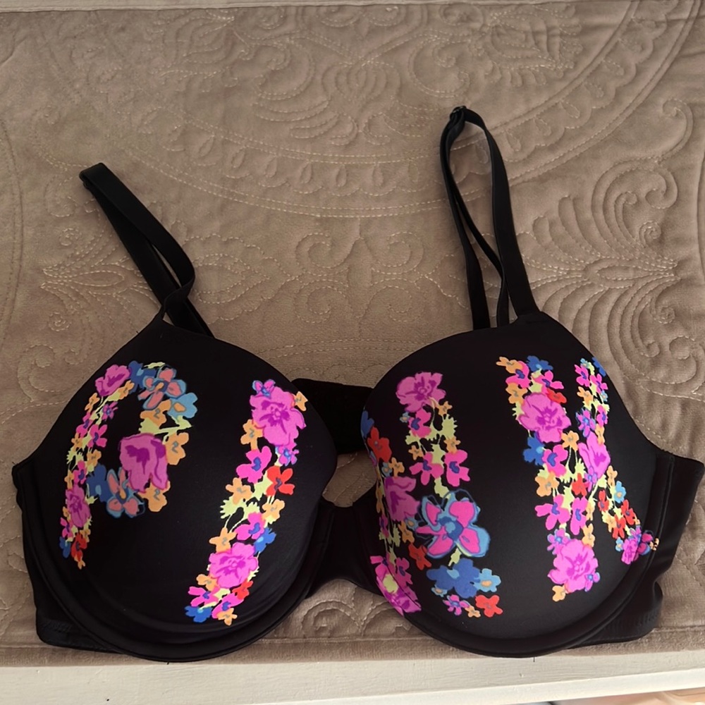 Pink Victoria’s Secret wear everywhere bra 36C